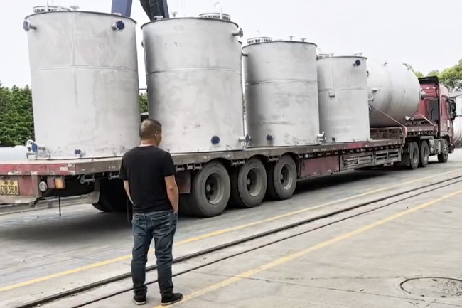 Flat bottomed storage tank